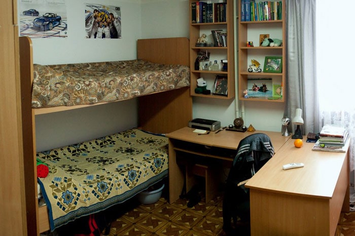 Общежитие можно приватизировать. Общежитие ПКСТПБ. Комнаты в учебных общежитиях. Общежитие в Луганском педагогическом университете. Луганск педуниверситет общежитие.